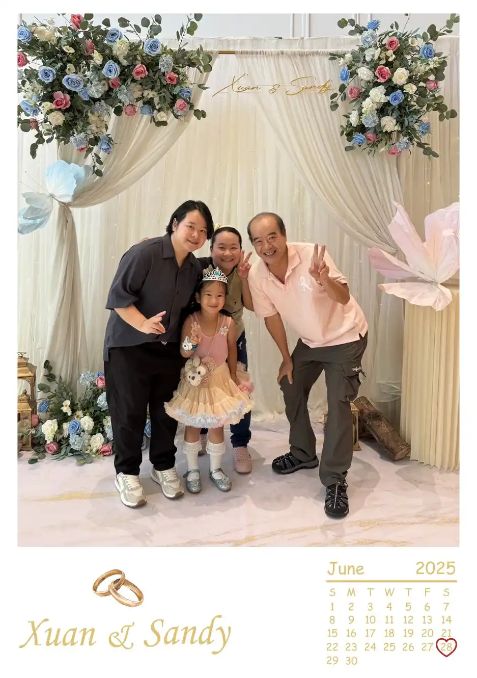 賓客於婚宴現場自拍並使用揪愛拍活動邊框